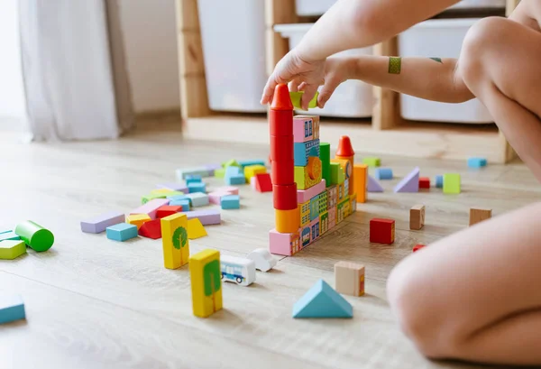 Niño Irreconocible Jugando Con Bloques Construcción Madera Colores Suelo Habitación — Foto de Stock