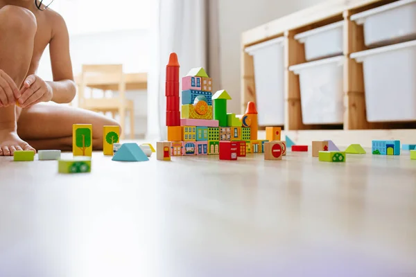 Felismerhetetlen Gyermek Játszik Színes Építőelemekkel Padlón Gyerekszobában Szelektív Fókusz — Stock Fotó