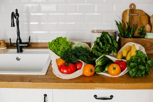 Friss Zöldségek Gyümölcsök Ökopamut Újrahasznosítható Táskákban Asztalon Konyhában Zéró Hulladék — Stock Fotó