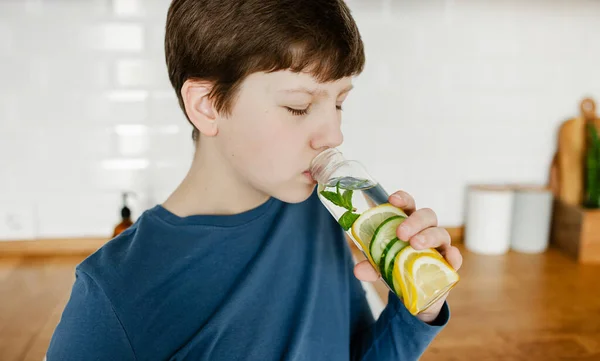 Menino Adolescente Bebendo Água Desintoxicação Infundida Com Pepino Limão Hortelã — Fotografia de Stock