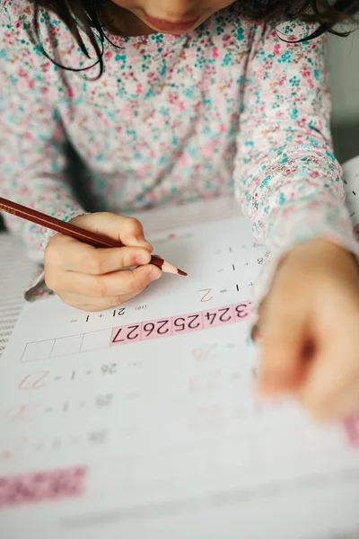 かわいい5歳の女の子は家で数学を学ぶ 子供のための教育と距離学習 家庭教育の概念 — ストック写真