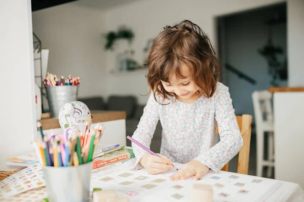 Sevimli Beş Yaşında Bir Kız Evde Öğreniyor Çocuklar Için Eğitim — Stok fotoğraf