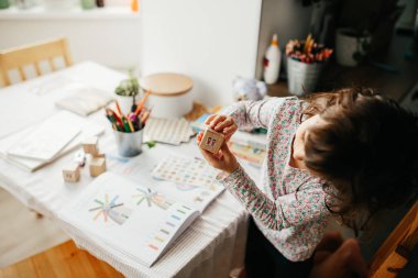 Sevimli beş yaşında bir kız evde öğreniyor. Çocuklar için eğitim ve uzak mesafe eğitimi. Evde eğitim kavramı