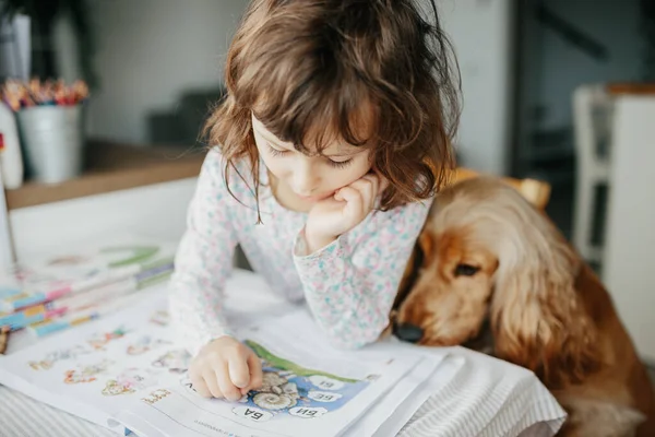 Fată Drăguţă Cinci Ani Învaţă Scrisori Citeşte Acasă Educaţie Învăţământ — Fotografie, imagine de stoc