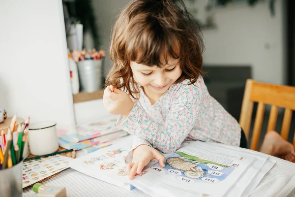 Carino Cinque Anni Ragazza Imparare Lettere Leggere Casa Istruzione Formazione — Foto Stock