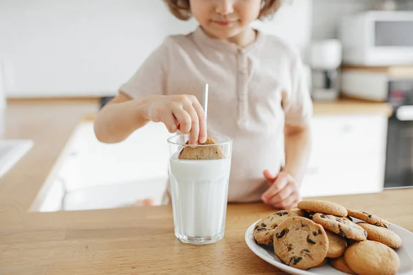 Menina Bonito Bebendo Leite Com Palha Aço Vidro Comer Biscoitos — Fotografia de Stock