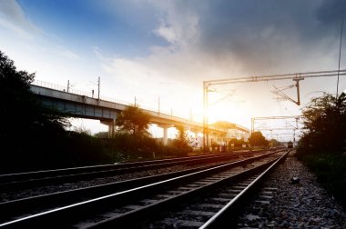 Tren yolu günbatımı zamanını.