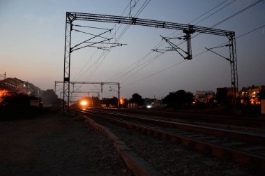 tren istasyonunda gece.