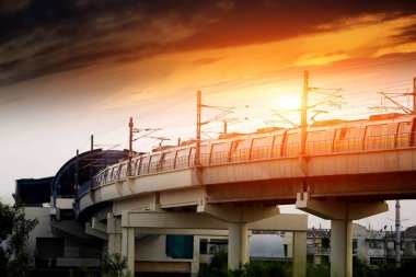 Metro tren istasyonuna girerek