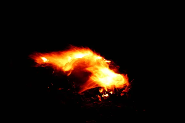 Vuur branden 's nachts. — Stockfoto