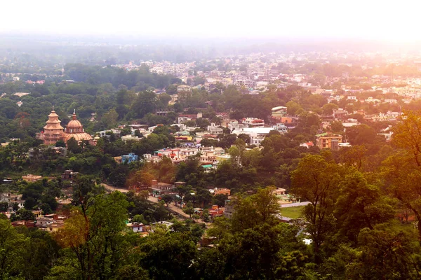 Petite ville située à Uttrakhand vue surélevée . — Photo