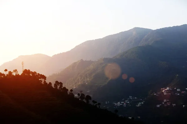 Prachtige zonsopgang in de bergketen. — Stockfoto