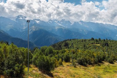 Güneşli bir sonbahar gününde Hatsvali kayak merkezi Svaneti Georgia