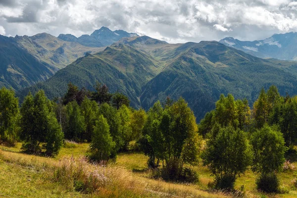 Vista a las montañas y bosque soleado día de otoño en Svaneti Georgia — Foto de Stock