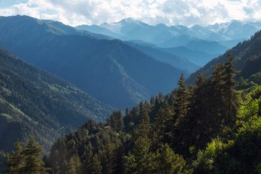 Svaneti Georgia dağlarında güneşli bir gün
