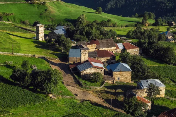 Régi grúz falu házai autentikus szvan toronnyal Szvaneti Grúzia hegyeiben — Stock Fotó