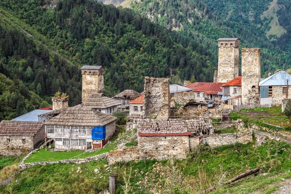 Hiteles hegyi grúz falu kőépületekkel és ősi szvan tornyokkal — Stock Fotó