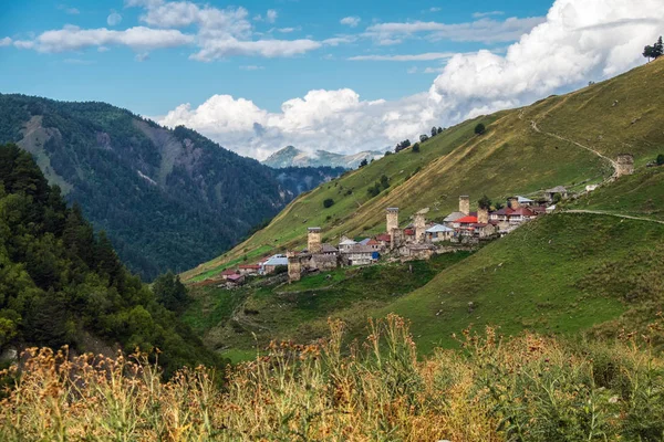 Edificios de piedra de la aldea de Adishi desde distanse desde la ruta de senderismo en la región de Svaneti de Georgia — Foto de Stock