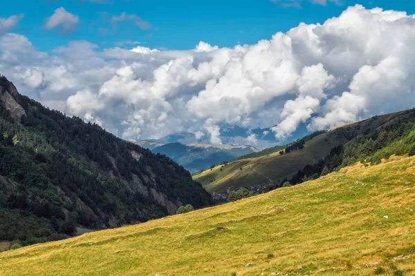 Hermoso paisaje de principios de otoño en las montañas de Svaneti Georgia con grandes nubes en un cielo azul — Foto de Stock
