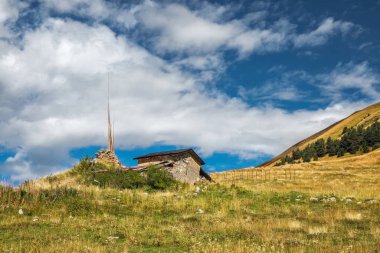 Svaneti Georgia 'nın dağlarındaki bir tepede duran kısmen harap olmuş çoban taşları.