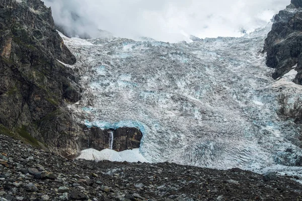 Niesamowity widok na pełny lodowiec Adishi i jego mały wodospad w górach Svaneti Georgia — Zdjęcie stockowe