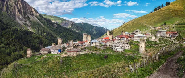 Hermoso paisaje panorámico con pueblo auténtico Adishi con torres de piedra svan en las montañas de Svaneti Georgia — Foto de Stock