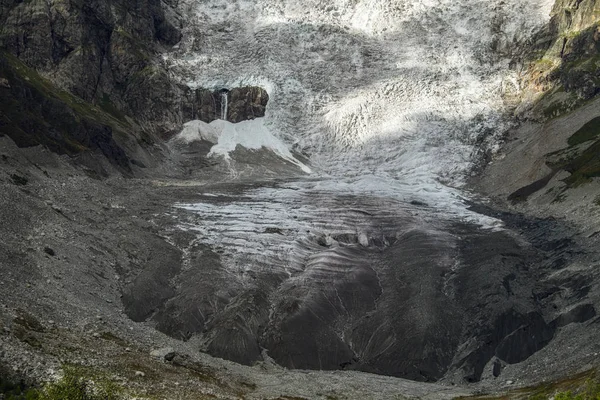 Lodowiec Lardaad Adishi i język z małym wodospadem na nim morena i kar w górach Svaneti Georgia — Zdjęcie stockowe