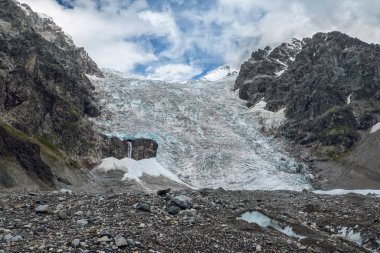 Svaneti Georgia 'nın en alt dağlarından büyük Lardaad buzulu manzarası