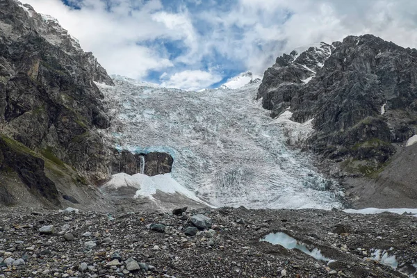 Enorme vista de la cascada de hielo del glaciar Lardaad desde las montañas inferiores de Svaneti Georgia —  Fotos de Stock