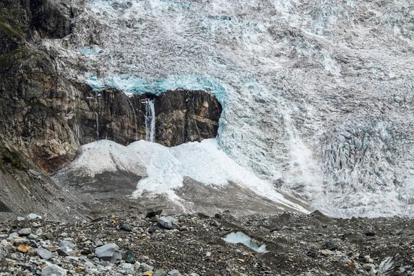 Vista da vicino di una piccola cascata sul ghiacciaio Adishi nelle montagne Svaneti della Georgia — Foto Stock