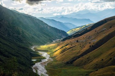 Adishchala 'nın buzul nehir vadisine ve Svaneti Georgia dağlarına olan hava manzarası