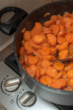 Tencerede pişmiş havuç.