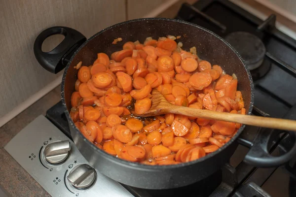 Zanahorias al vapor en una olla — Foto de Stock