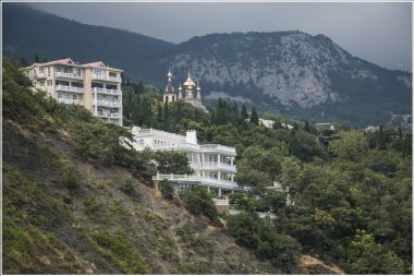 Kar-beyaz binalar dağlar yeşil eteklerinde