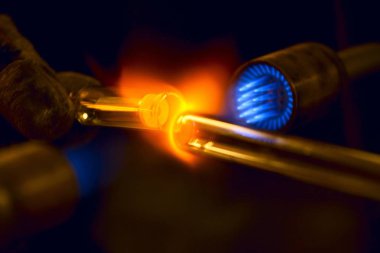Neon tüplerin üretimi. Soidinenie elektrot ve tüp..