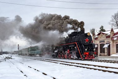 Bologoe-Polockoe istasyonunda buharlı tren, Tver bölgesi, Rusya.