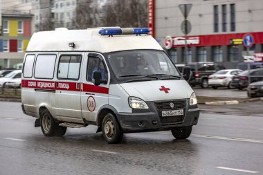 Tver, Rusya - 2 Nisan 2020: Coronavirus, ambulans arabası şehir sokaklarında. Bir arabanın üzerindeki yazı, çeviri: ambulans.