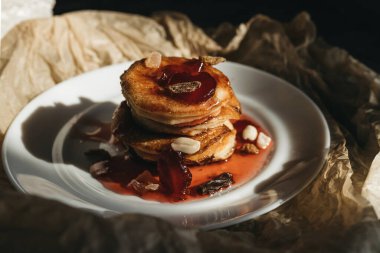 gözleme taze ahududu reçeli ile fırınlanmış fındıklı fındık serpiştirilmiş siyah arka planda