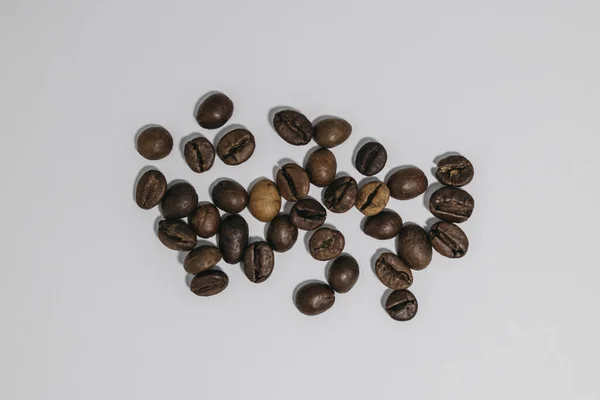 Gebrande Koffiebonen Een Witte Achtergrond — Stockfoto