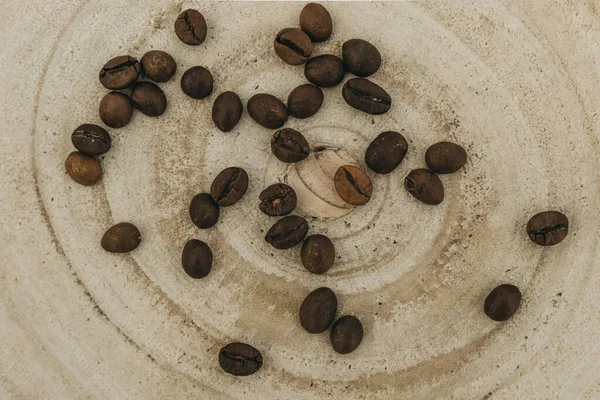 Gebrande Koffiebonen Een Houten Statief — Stockfoto