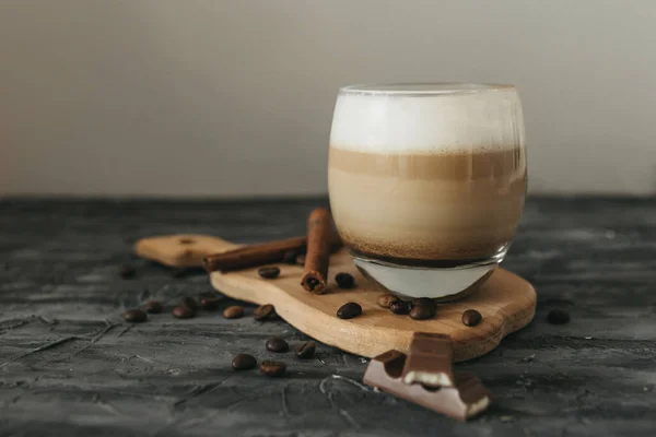 Cappuccino Met Kaneelstokje Koffiebonen Chocolade Tafel — Stockfoto