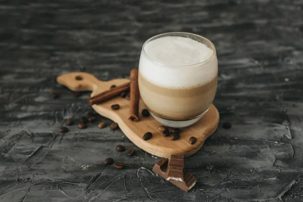 Cappuccino Dengan Tongkat Kayu Manis Dan Biji Kopi Dan Coklat — Stok Foto