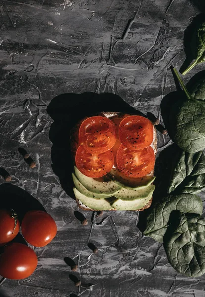 avokado vişneli domatesli sandviç ve ıspanaklı