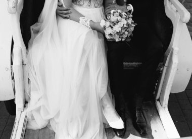 Şehrin etrafında bir haritada gelin yürüyüşü