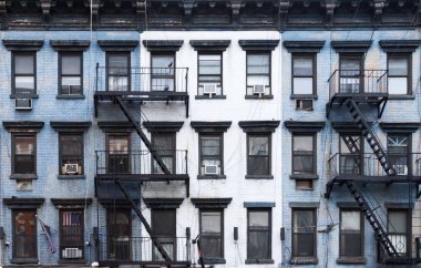 New York City mavi ve beyaz apartmanlar tuğla