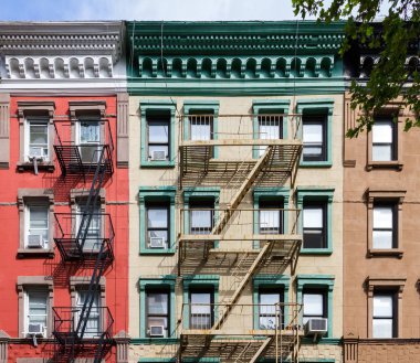 New York'ta renkli eski apartman binaları