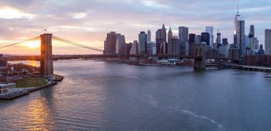 Brooklyn Köprüsü ve Manhattan Günbatımında gökyüzü