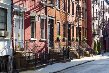 New York'ta Eşcinsel Caddesi'ndeki tarihi binalar blok