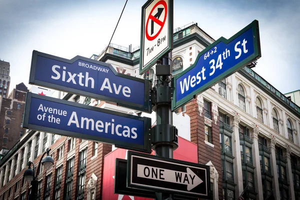 NYC straat tekenen kruispunt in Manhattan, New York City — Stockfoto