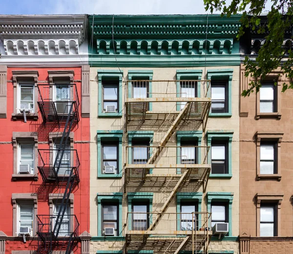 Coloridos edificios de apartamentos antiguos en Nueva York — Foto de Stock